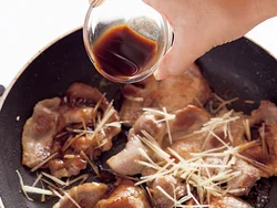 ウスターソースは肉とよくからむように全体に回しかける。しょうがは細切りにして風味を生かせば、ソースに負けないさっぱりした後味に。