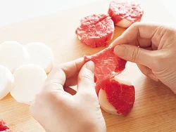牛肉は１枚ずつ広げて、小さいものはつなぎ合わせながら長いもに巻いていく。火が通りやすいので、重なりができても大丈夫。