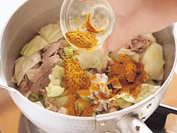 カレー粉は、初めに具材としっかり炒め合わせれば、香りがよく立ち、豚肉とキャベツにも味がなじむ。