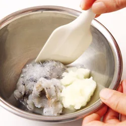 えびは粘りが出るまで、包丁でしっかりたたき、すりおろしたれんこんと合わせる。