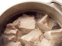 肉は下ゆですることで臭みが抜け、やわらかくなる。味がしみこむのも早い。