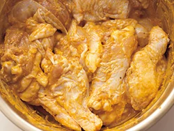 とり肉にマリネ液をしっかりもみ込む。味をしみこませると同時に肉もやわらかくなる。