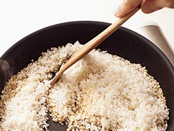 かきから出た汁を米に吸わせるように炒める。こうばしさも増す。