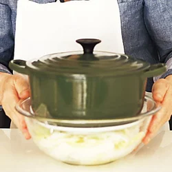 おもしをすることで、白菜の水分が程よく抜け、塩分がおいしく入ります