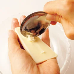 チョコレートはスプーンかピーラーを使うと、するっと削れる。