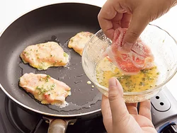 豚肉は小麦粉をまぶすことで、卵液がからみやすくなるので、卵液にはさっとくぐらせるだけでよい。