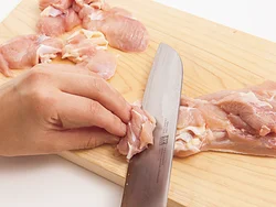 とり肉は炒めたときに火の通りが均一になるように、包丁をねかすようにして刃全体を使い、そぎ切りにする。