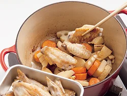 手羽先は最初にしっかり焼きつけ、こうばしさを出す。野菜に火が通ったら、手羽先を戻し入れて炒め合わせる。