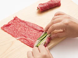 肉の両端から野菜がはみ出ないように、端をすぼめながらしっかり巻く。牛肉は脂が少なめの輸入肉などでも。