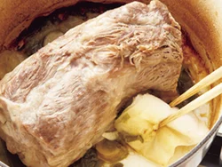 肉から出た余分な脂を一度除く。こうすれば臭みも取れて味もしみやすい。