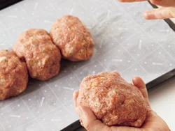 空気をしっかり抜くことで焼き上がりがふっくらし、切り口もきれいに。
