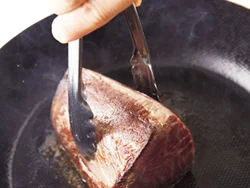 肉の全面をしっかり焼きつけることでたんぱく質が固まり、うまみを逃がさない。