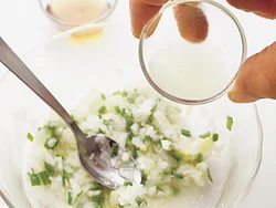 たれは香りと風味を残したいので、レモン汁とごま油はレンジ加熱後に加えて。