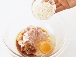 肉だねの水分を多めにすることが、のしどりを電子レンジでふっくら仕上げるコツ。たねがまとまるように、つなぎにパン粉を加える。