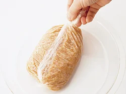 肉だねはラップで形を整え、そのまま電子レンジにかければよいので、型いらずで手軽。加熱後、ラップのままさますと、しっとりする。