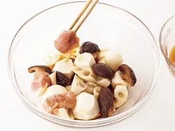 下味をもみ込んだとり肉は、野菜の上に円を描くようにのせる。こうすると、加熱むらができにくく、肉汁が下に落ちて野菜になじみやすい。
