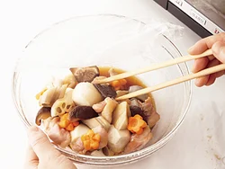 加熱の途中でいったん取り出し、全体を混ぜてから再加熱すると、煮汁がいきわたる。加熱後も時々混ぜながらさますと、さらに味がなじむ。