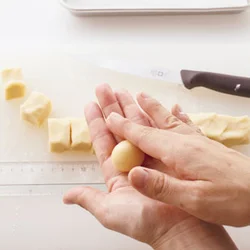 棒状にしてから切ると、クッキーの大きさが均一になるので焼き上がりもきれい。まとまりやすい生地なので成形は楽にできる。
