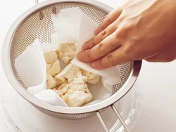 豆腐は少量なので、ざるを使ってつぶしながら水きりをする。ペーパータオルの上から細かくくずすと簡単。