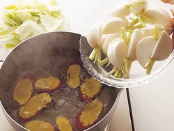 野菜はかたいものから時間差でゆでていき、最後にすべて同時に湯から上げると効率がよい。