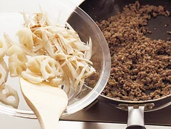 ひき肉に火が通り、水分がとんだところで根菜類を入れると、ぽろぽろと食感のよいドライカレーになる。