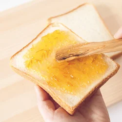 【マーマレードをパンにぬる】 食パンにマーマレードをぬるときは、はさんだときにはみ出ないよう、端にはぬらないようにして。