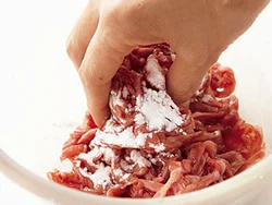 牛肉は臭みを除くため、酒、しょうゆをよくもみ込む。さらに片栗粉をまぶし、うまみを閉じ込め、歯ざわりをよくする。