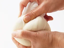 水っぽい仕上がりにならないように、豆腐は厚手のペーパータオルか、布目の細かいふきんで包んで手で絞り、しっかり水けをきる。
