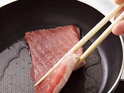 まぐろはさっと火を通すことで臭みが取れるほか、生野菜との相性もよくなる。ただし、パサつかないように軽く表面を焼く程度に。