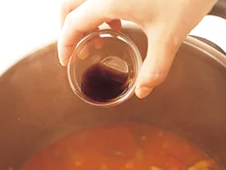 かくし味はしょうゆと砂糖。少量加えるだけで味がしまり、ご飯に合うシチューになる。