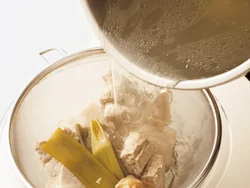 下ゆでのときのゆで汁にも肉のうまみが溶け込んでいるので、とりおいて煮込むときに使うとよい。