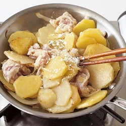 具材に小麦粉をふりかけて、炒め合わせながらなじませていく。この方法ならホワイトソースなしで簡単に作れる。