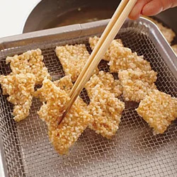 こんがり揚げ色がついたら取り出して油をきる。さめてもカリッとおいしく食べられる。