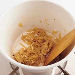 玉ねぎはきつね色になるまで炒めると、玉ねぎの甘みが溶け込んだおいしいスープになる。