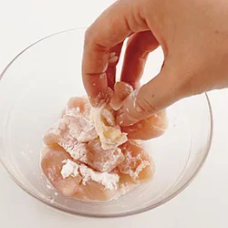 とり肉は塩、酒、片栗粉をもみ込んでからゆでると、ぷるぷるの食感に仕上がる。