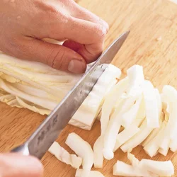 白菜は繊維を断ち切るように太めに切り、塩を入りやすくする。