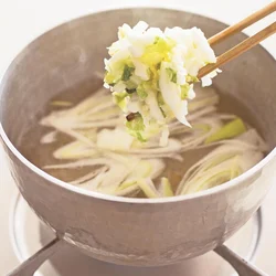 白菜の塩漬けの汁けごと使うので、味つけは控えめに。汁けから白菜のうまみも出る。