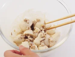 里いもは、ゴロッとした形が残る程度につぶして。合わせ調味料とくるみがよくからむので、しっかり味が決まる。