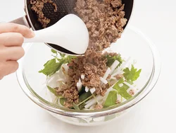 ごまだれで味つけして炒めたひき肉を、野菜と混ぜるだけ。夏なら麺にかけてジャージャー麺風にも楽しめる。