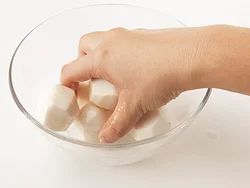 里いもはそのまま煮るとぬめりが多く出るので、塩をふって手でもみ、余分なぬめりを水で洗い流す。