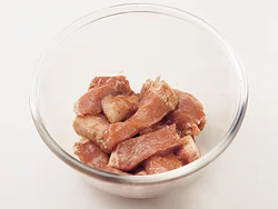 下味をしっかりつけておくことで、味が凝縮しておいしく仕上がる。さらに片栗粉をまぶしてやわらかな食感に。