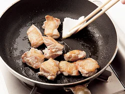 とりもも肉は、ペーパータオルで余分な脂をふき取りながら焼くと、表面がこんがり仕上がる。