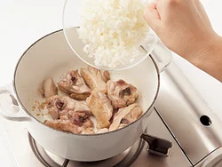 肉のうまみを出すため、最初にしっかり焼きつける。こんがり焼けたら、玉ねぎを加えてさらに炒める。