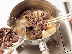 牛肉は最初に炒めて取り出し、仕上げに鍋に戻すとかたくなりにくい。菜箸で１枚１枚広げながら鍋に戻し入れて。