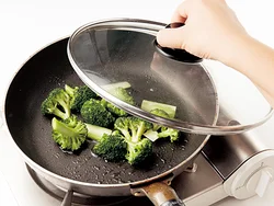 ブロッコリー全体に油がまわったら、水を加えてふたをする。ゆでるよりも野菜の甘みを感じられる仕上がりに。