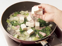 豆腐は煮くずれないように、仕上げに加えてさっと火を通す程度で充分。フライパンにそっと置くようにして。
