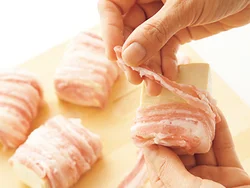 いつもなら豚かたまり肉を使うところを、豆腐に薄切り肉を巻いて。豆腐全体を肉でおおうことで見た目にも満足。