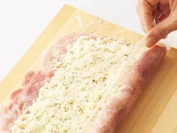 焼き豚の中身は満腹感を得られる低カロリーのおからで。巻き終わりはこぼれないように、左右を内側に折り込んで。