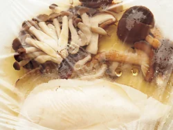 とり肉はきのこ類と一緒に電子レンジ加熱。油を使わずに調理する分、仕上げに焼き目をつけて風味をアップ。