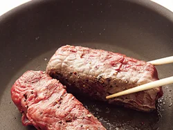 焼くときはフッ素樹脂加工のフライパンを使用して、少量の油で。箸で転がしながら全面をしっかりと焼きつける。